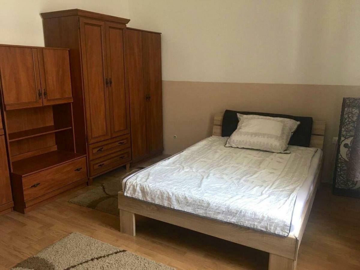 Ház saját udvarral a történelmi belvárosban Pápa Exterior foto